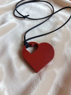 Кожаная подвеска сердце