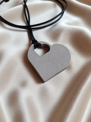 Кожаная подвеска сердце