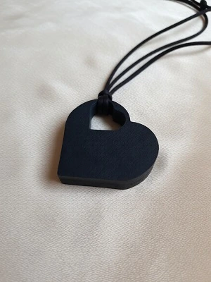 Кожаная подвеска сердце