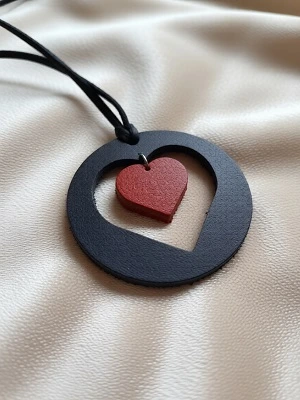Кожаная подвеска сердце