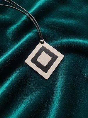 Кожаная подвеска ручной работы