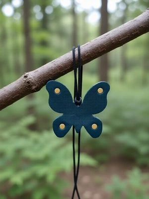 Кожаная подвеска бабочка