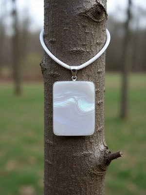 Подвеска из перламутра