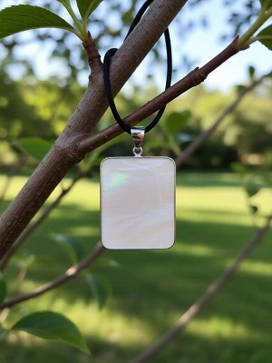 Подвеска из перламутра